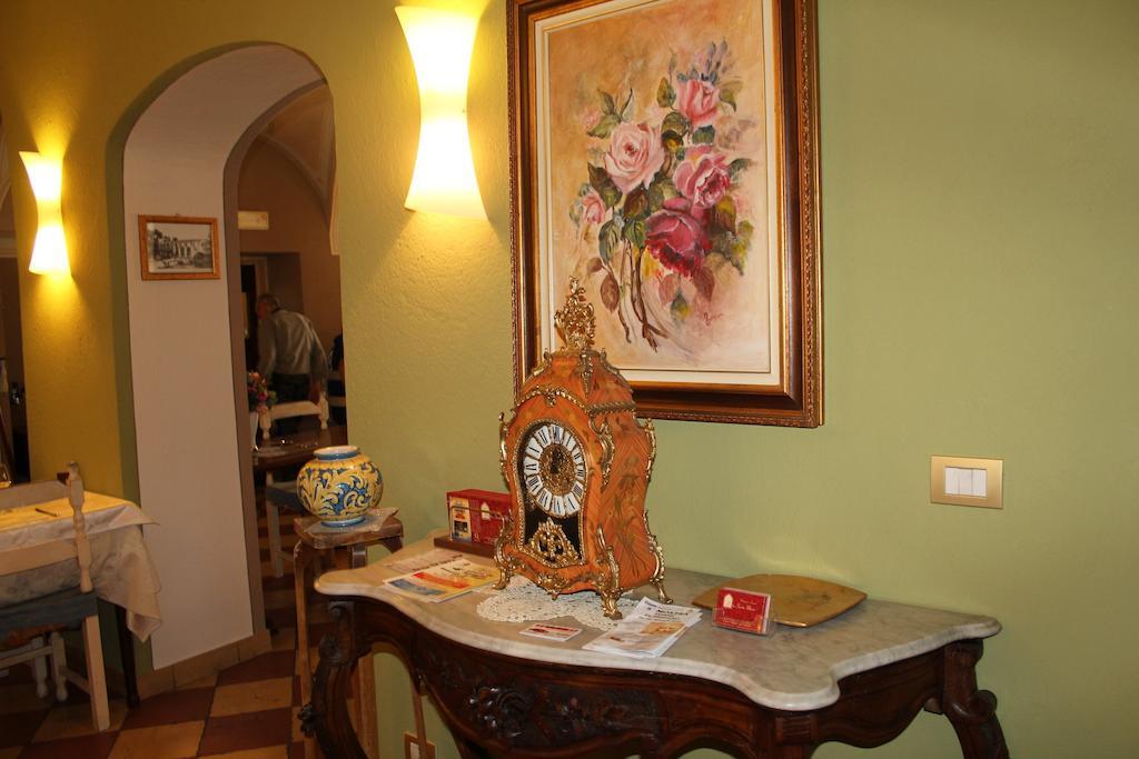 Hotel Porta Santa Maria Busca Экстерьер фото
